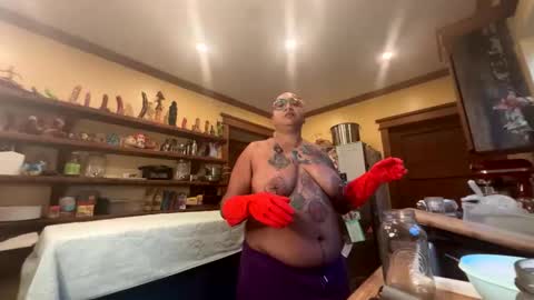 Snapshot of queensquirtntwerk chatting on 03/18/26, 12:03 Queen Hilarity online show from 03/18/26, 12:03