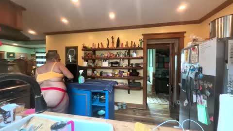 Snapshot of queensquirtntwerk chatting on 03/24/26, 08:36 Queen Hilarity online show from 03/24/26, 08:36