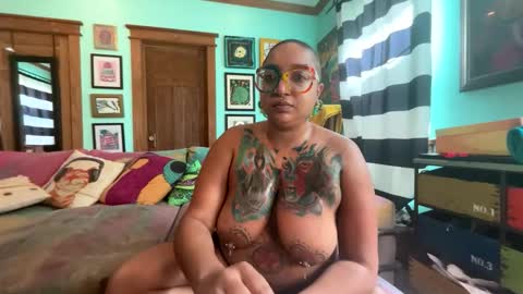 Snapshot of queensquirtntwerk chatting on 03/28/26, 07:57 Queen Hilarity online show from 03/28/26, 07:57