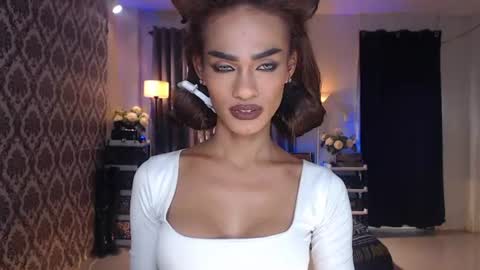 Snapshot of queenvalentinats chatting on 06/15/26, 11:18 ValentinaMoone online show from 06/15/26, 11:18