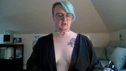 Snapshot of queerlyjaz chatting on 10/01/25, 12:05 queerlyjaz online show from 10/01/25, 12:05