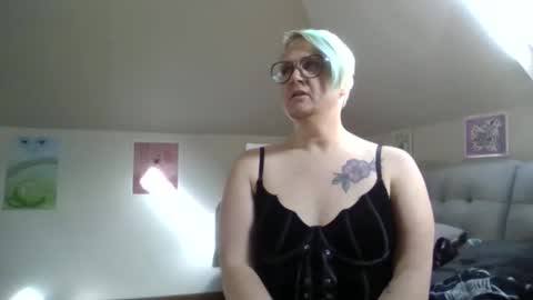 Snapshot of queerlyjaz chatting on 10/25/25, 06:13 queerlyjaz online show from 10/25/25, 06:13