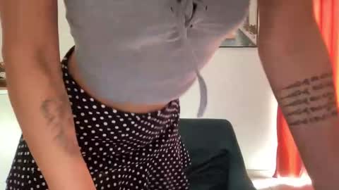 Quinnyelena online show from 10/20/25, 10:59