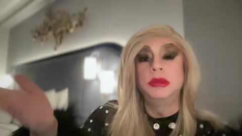 Snapshot of qweenviva chatting on 11/10/25, 12:37 ViVaLuvLicious online show from 11/10/25, 12:37