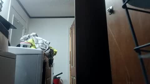 Snapshot of r04233054 chatting on 12/18/25, 04:18 r04233054 online show from 12/18/25, 04:18