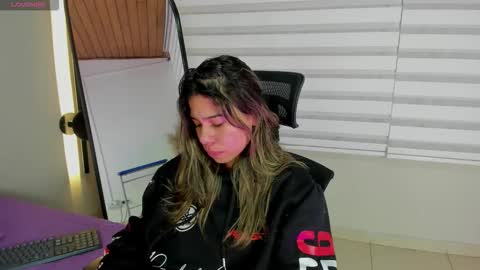 Snapshot of rachell_criss chatting on 12/22/25, 03:47 Rachell online show from 12/22/25, 03:47