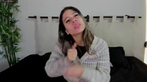 Snapshot of rachell_criss chatting on 03/17/26, 04:17 Rachell online show from 03/17/26, 04:17