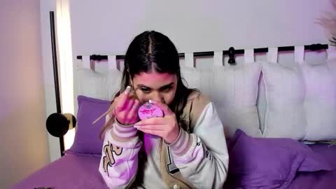 Snapshot of rachell_criss chatting on 03/25/26, 04:40 Rachell online show from 03/25/26, 04:40