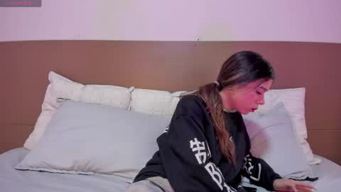 Snapshot of rachell_criss chatting on 04/14/26, 04:07 Rachell online show from 04/14/26, 04:07