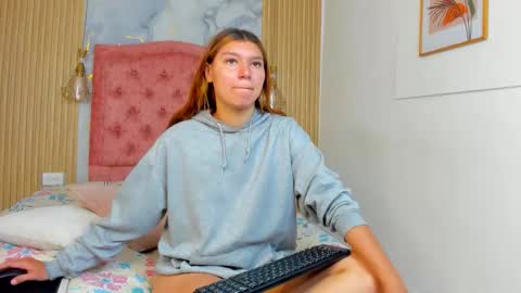 Snapshot of rachellesc chatting on 03/24/26, 12:32 rachellesc online show from 03/24/26, 12:32