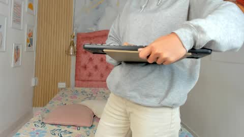 Snapshot of rachellesc chatting on 04/04/26, 12:13 rachellesc online show from 04/04/26, 12:13