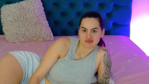 Snapshot of raeeamber_ chatting on 01/14/26, 08:09 sweet peach online show from 01/14/26, 08:09