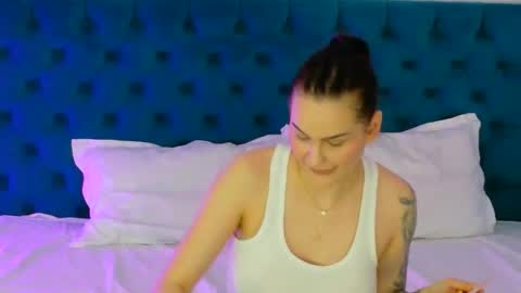 Snapshot of raeeamber_ chatting on 04/10/26, 08:08 sweet peach online show from 04/10/26, 08:08