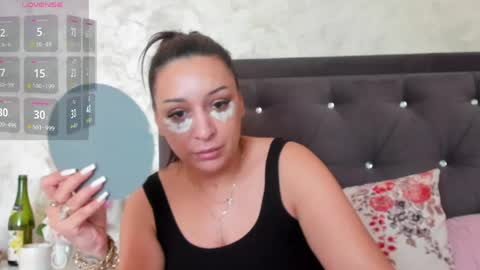 Snapshot of raelledarkstar chatting on 05/26/26, 07:15 raelledarkstar online show from 05/26/26, 07:15