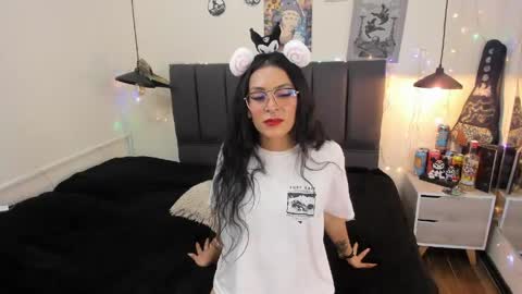 Snapshot of raia_ chatting on 04/21/26, 03:02 Raia online show from 04/21/26, 03:02