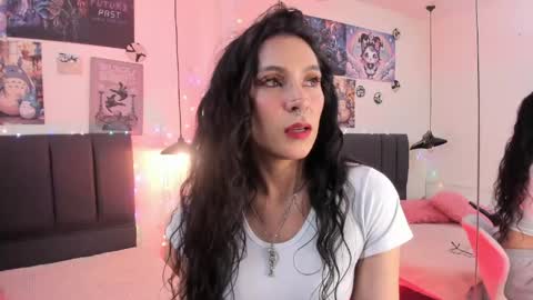 Snapshot of raia_ chatting on 05/15/26, 03:35 Raia online show from 05/15/26, 03:35