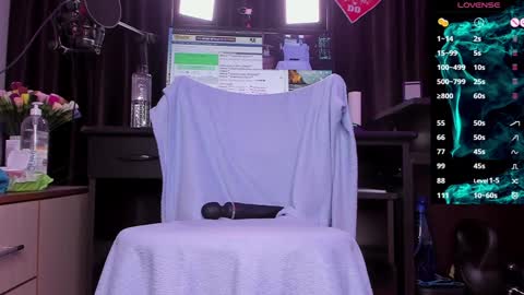 Laura online show from 01/06/25, 02:37