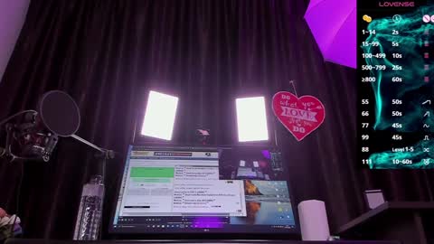 Laura online show from 01/08/25, 02:35