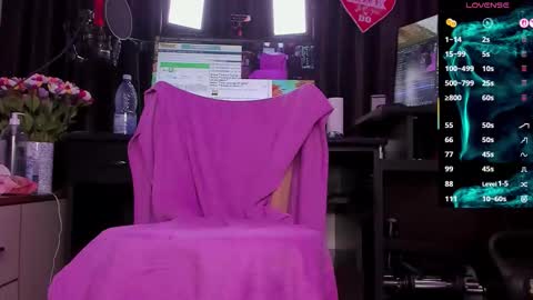 Laura online show from 10/19/25, 02:34