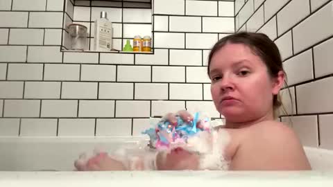 Snapshot of ramichick chatting on 12/18/25, 01:33 Rami online show from 12/18/25, 01:33