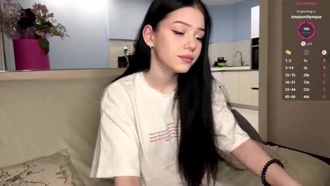 Snapshot of randiburt chatting on 10/01/25, 01:39 Luna online show from 10/01/25, 01:39