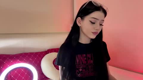 Snapshot of randiburt chatting on 12/15/25, 04:44 Luna online show from 12/15/25, 04:44