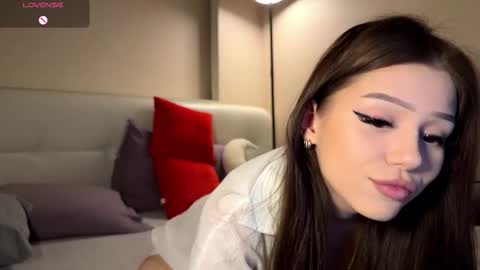 Snapshot of randiburt_ chatting on 03/11/26, 12:44 Luna online show from 03/11/26, 12:44