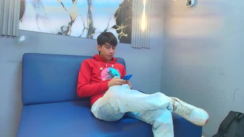 raphael_nyon1 online show from 03/25/26, 04:40