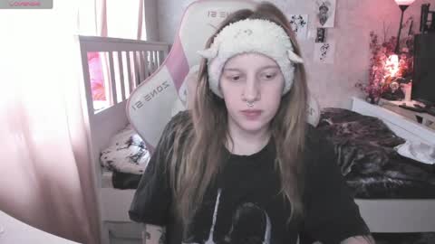Snapshot of rapunzel_cute chatting on 04/15/26, 01:29 Rapunzel online show from 04/15/26, 01:29