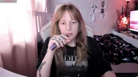Snapshot of rapunzel_cute chatting on 04/23/26, 01:13 Rapunzel online show from 04/23/26, 01:13