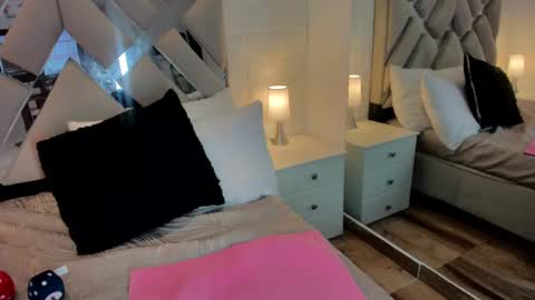 Raquel Moore  online show from 02/11/25, 12:05