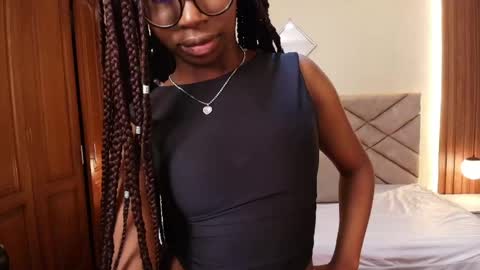 Snapshot of raqueljones_ chatting on 03/24/26, 12:10 Raquel online show from 03/24/26, 12:10