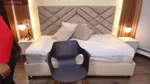 Snapshot of raqueljones_ chatting on 03/25/26, 12:11 Raquel online show from 03/25/26, 12:11