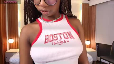 Snapshot of raqueljones_ chatting on 04/15/26, 11:50 Raquel online show from 04/15/26, 11:50