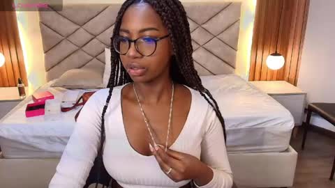 Snapshot of raqueljones_ chatting on 04/16/26, 12:06 Raquel online show from 04/16/26, 12:06