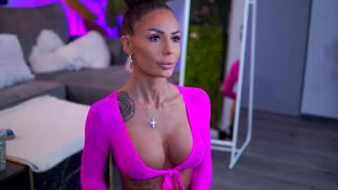 Raquelle online show from 11/18/25, 04:28