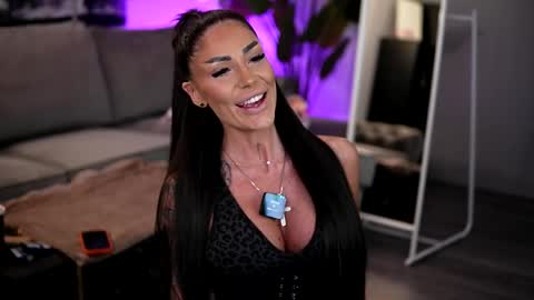 Raquelle online show from 04/15/26, 08:21