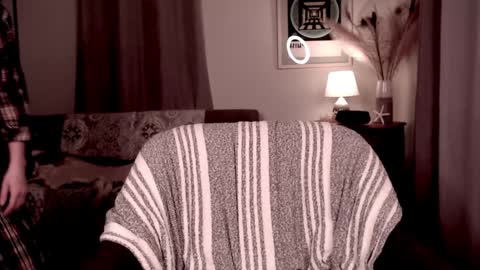 Snapshot of raven_feathers chatting on 01/01/25, 12:32 Roxanneredlight59 online show from 01/01/25, 12:32