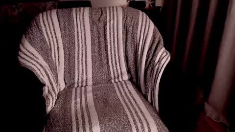 Snapshot of raven_feathers chatting on 01/25/25, 01:21 Roxanneredlight59 online show from 01/25/25, 01:21