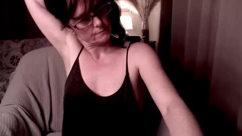 Snapshot of raven_feathers chatting on 03/11/25, 12:00 Roxanneredlight59 online show from 03/11/25, 12:00