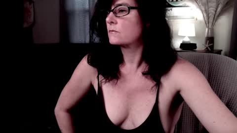 Snapshot of raven_feathers chatting on 04/19/26, 09:50 Roxanneredlight59 online show from 04/19/26, 09:50