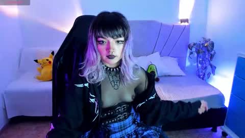 Snapshot of ravencollen chatting on 11/05/25, 01:55 ravencollen online show from 11/05/25, 01:55