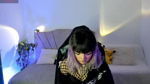 Snapshot of ravencollen chatting on 11/06/25, 01:45 ravencollen online show from 11/06/25, 01:45