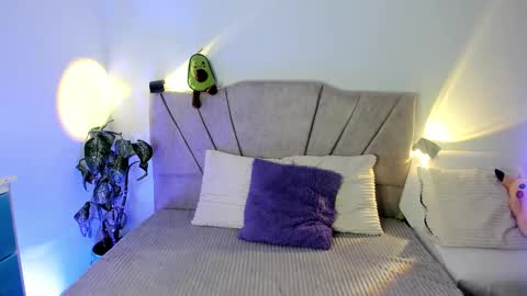 Snapshot of ravencollen chatting on 11/11/25, 01:00 ravencollen online show from 11/11/25, 01:00