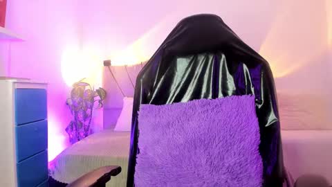 Snapshot of ravencollen chatting on 11/17/25, 01:06 ravencollen online show from 11/17/25, 01:06