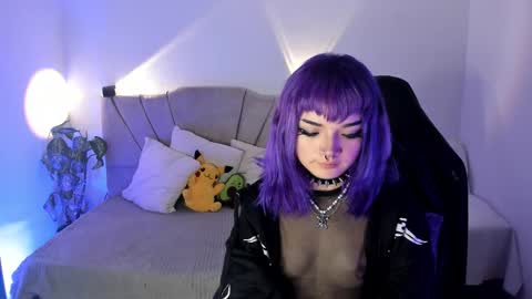 Snapshot of ravencollen chatting on 11/18/25, 12:31 ravencollen online show from 11/18/25, 12:31