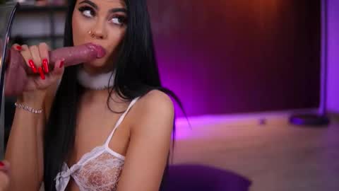 Snapshot of ravennadarcy chatting on 03/19/26, 07:18 Lav online show from 03/19/26, 07:18