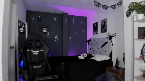 Snapshot of ravenwitch_ chatting on 11/18/25, 09:52 Raven Witch online show from 11/18/25, 09:52