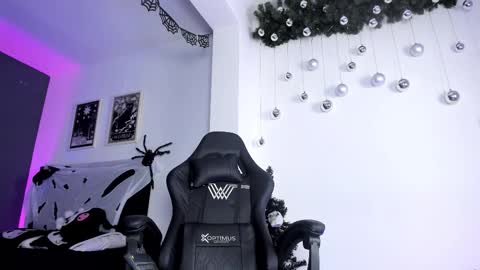 Snapshot of ravenwitch_ chatting on 12/04/25, 10:18 Raven Witch online show from 12/04/25, 10:18