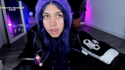 Snapshot of ravenwitch_ chatting on 04/23/26, 07:49 Raven Witch online show from 04/23/26, 07:49